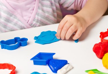 renkli kil ile çocuk el