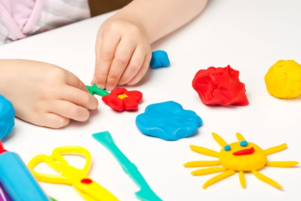 Kind handen met kleurrijke klei — Stockfoto