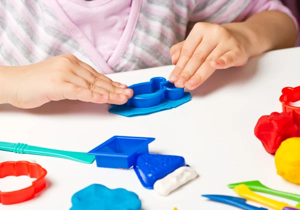 Manos de niño con arcilla colorida — Foto de Stock