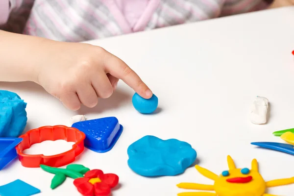 Manos de niño con arcilla colorida — Foto de Stock