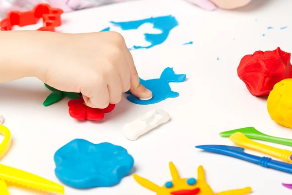 Kind handen met kleurrijke klei — Stockfoto