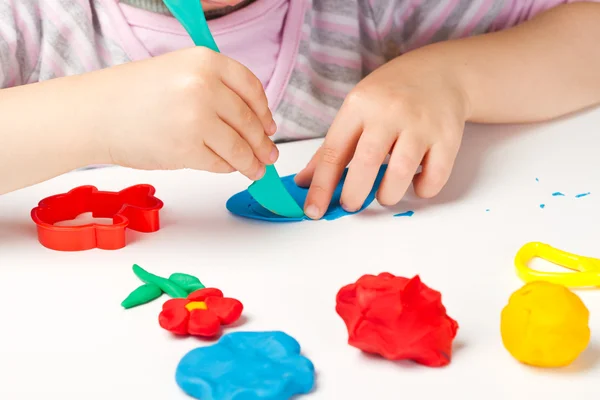 Manos de niño con arcilla colorida — Foto de Stock