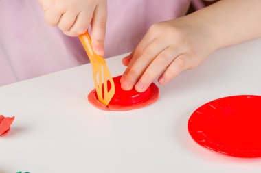 renkli kil ile çocuk el