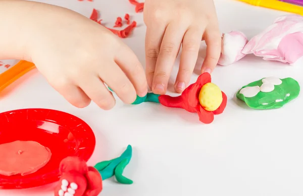 Manos de niño con arcilla colorida — Foto de Stock