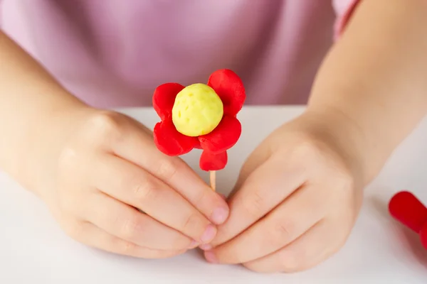 Mãos de criança com argila colorida — Fotografia de Stock