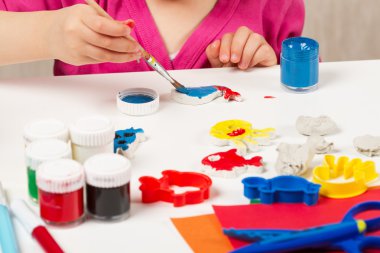 Çocuk iş parçasının modelinden renkler