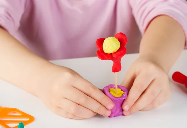 Manos de niño con arcilla colorida — Foto de Stock