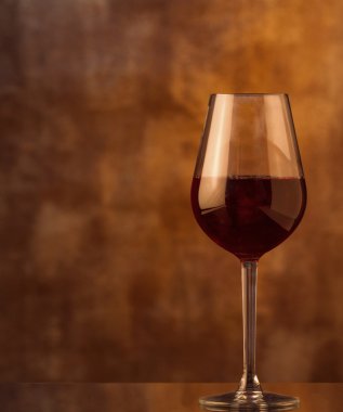 Bir kadeh kırmızı şarap.
