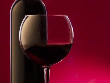 bir bardak ve şişe kırmızı şarap 