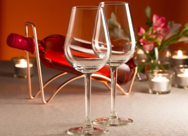 İki boş bardak ve şişe gül şarap