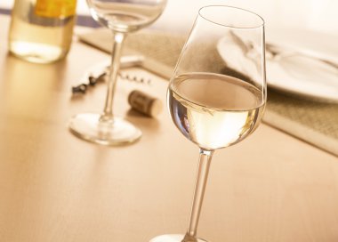 Bir bardak beyaz şarap