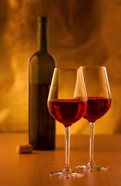 Bir kadeh kırmızı şarap.