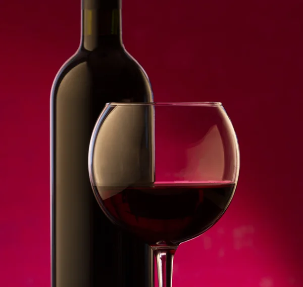 ガラスと赤ワインのボトル — ストック写真