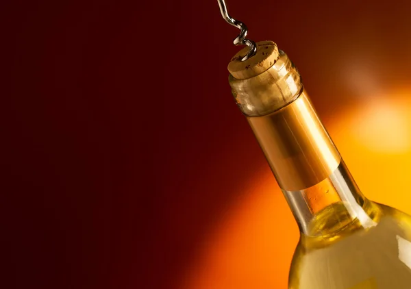 Witte wijn fles met corkscrew — Stockfoto