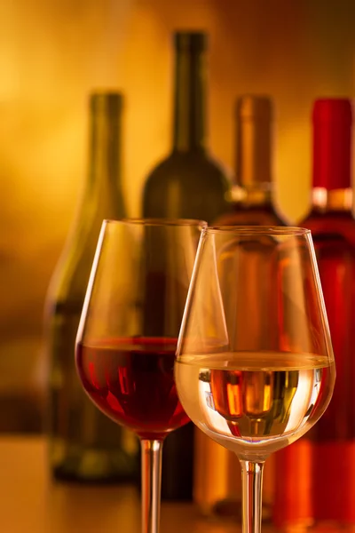 Glasses of red and white wine — Stock Photo, Image