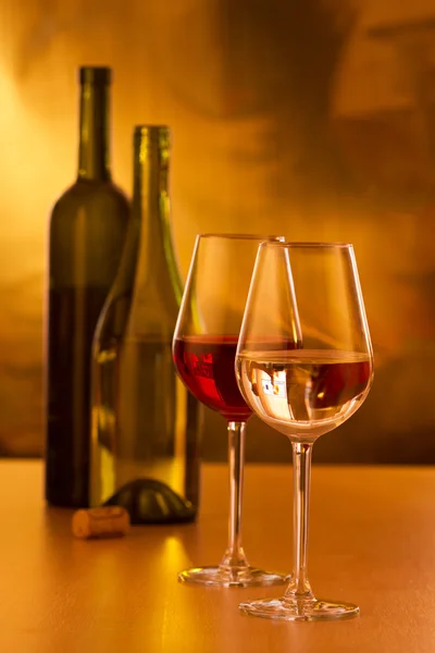 Glasses of red and white wine — Stock Photo, Image