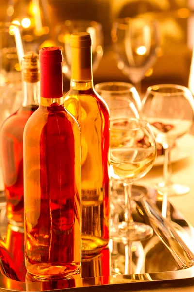 Rosa och vita vinflaskor på restaurang bord — Stockfoto