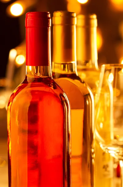 Rose en witte wijn flessen op restaurant tafel — Stockfoto