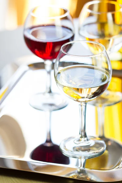 Szklanki białego i czerwonego wina — Zdjęcie stockowe