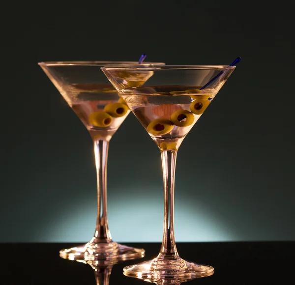 Zwei Gläser mit Martini, Fokus auf Oliven — Stockfoto