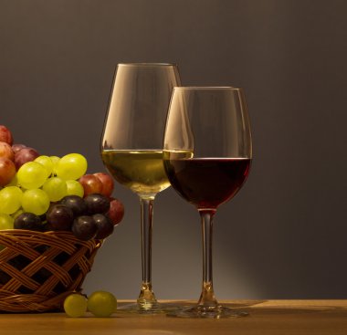 Kırmızı ve beyaz şarap, gözlük ve üzüm