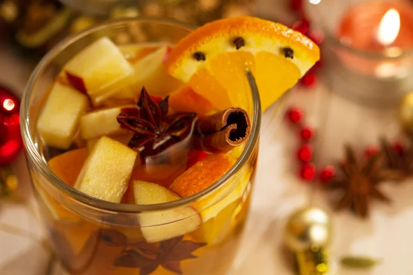 Ütés a narancs, az alma és a fűszerek. Téli és karácsonyi forró italok — Stock Fotó