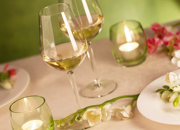 Two glasses of white wine — Stock Photo, Image