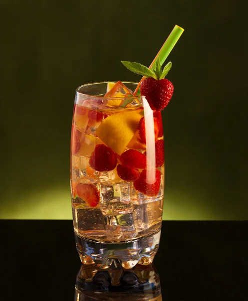 Kall färsk saft drink med jordgubbe — Stockfoto
