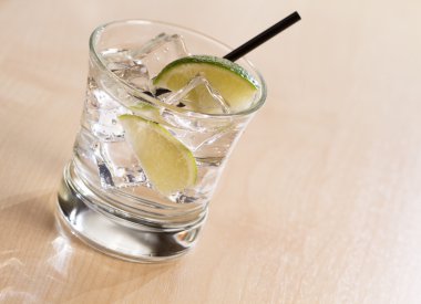 Buz ve limen kokteyl