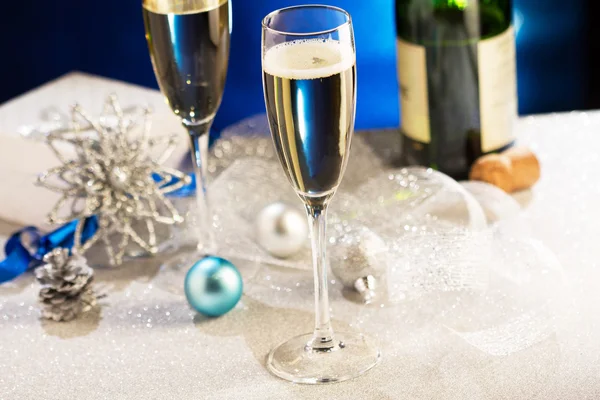 Par glas champagne. Fest eller bröllop konceptet nyårstema — Stockfoto