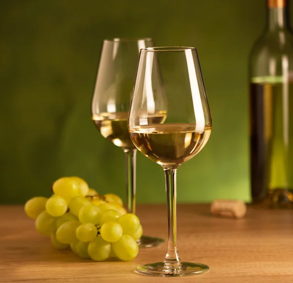 Två glas vitt vin och druvmust — Stockfoto
