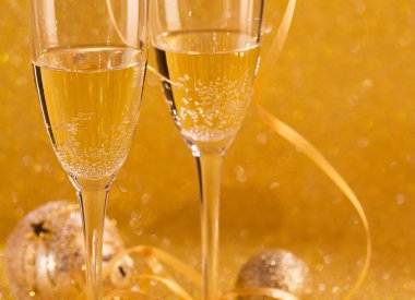 Çift bardak şampanya. Yeni yıl kutlama veya düğün kavramı Tema