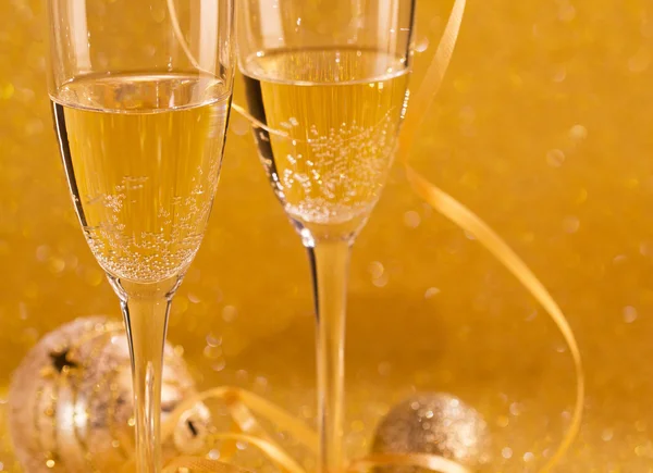 Par glas champagne. Fest eller bröllop konceptet nyårstema — Stockfoto