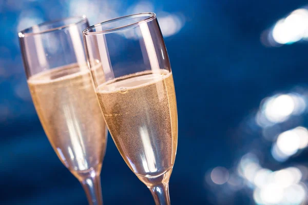 Par glas champagne på blå bokeh bakgrund — Stockfoto