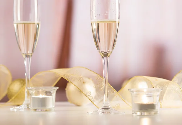 Par glas champagne. Fest eller bröllop konceptet nyårstema — Stockfoto