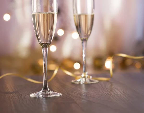 Par glas champagne. Fest eller bröllop konceptet nyårstema — Stockfoto