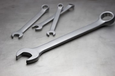 Metal masa üzerinde çeşitli somun anahtarları