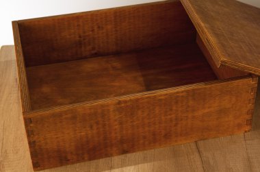 Ahşap masa üzerinde bir kapak ile açık boş ahşap kutu