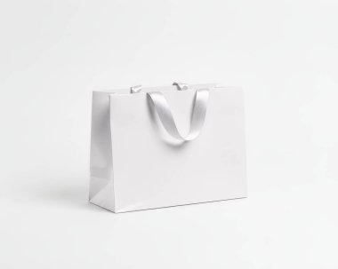 beyaz arkaplanda beyaz kese kağıdı