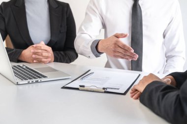 İşveren ya da asker toplayıcı, özgeçmiş okurken adaylık profili, takım elbiseli işveren, iş görüşmesi, yönetici kaynak istihdamı ve işe alım kavramı üzerinde çalışıyor..