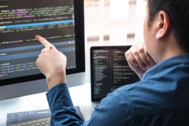Programlama web sitesinde çalışan profesyonel geliştirme programcısı bir yazılım ve kodlama teknolojisi, yazma kodları ve veri kodu, HTML, PHP ve javascript ile programlama.