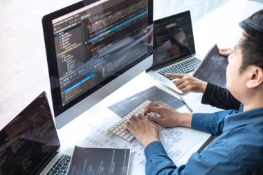 Bir yazılım taşeronlama ve kodlama teknolojisi, yazma kodları ve veritabanı üzerinde çalışan bir web sitesinde Profesyonel Geliştirici İşbirliği toplantısı ve beyin fırtınası ve programlama.