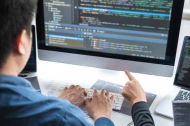 Bir yazılım ve kodlama teknolojisi, yazma kodları ve veritabanı üzerinde çalışan bir web sitesinde Profesyonel Geliştirici İşbirliği Toplantısı ve Beyin Fırtınası ve Programlama Takımı.