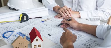 Mühendislik ya da mimar ekibi, mimari proje çizimi hakkındaki bilgileri incelerken planlar ve inşa modelleri hakkında da tartışıyor..