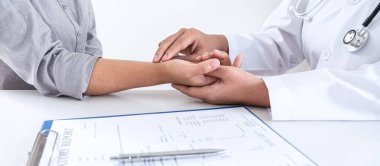 Doktor nabız ölçümü hastayı muayene, sonuç gösterme ve tedavi yöntemi, sağlık ve tıbbi konsept ile kontrol ediyor..