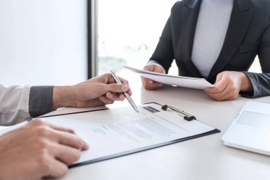 İşveren ya da asker toplayıcı, özgeçmiş okurken adaylık profili, takım elbiseli işveren, iş görüşmesi, yönetici kaynak istihdamı ve işe alım kavramı üzerinde çalışıyor..