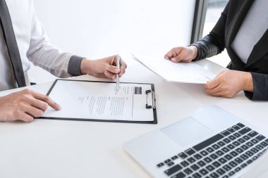 İşveren ya da asker toplayıcı, özgeçmiş okurken adaylık profili, takım elbiseli işveren, iş görüşmesi, yönetici kaynak istihdamı ve işe alım kavramı üzerinde çalışıyor..