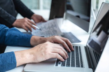 Bir yazılım ve kodlama teknolojisi, yazma kodları ve veritabanı üzerinde çalışan bir web sitesinde Profesyonel Geliştirici İşbirliği Toplantısı ve Beyin Fırtınası ve Programlama Takımı.