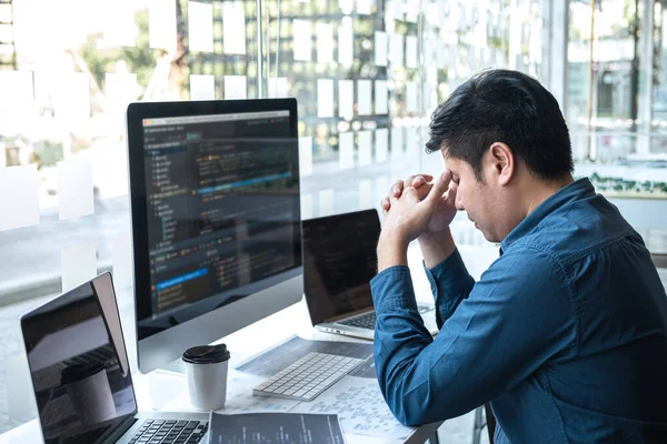 Estresado Cansado Del Trabajo Programador Desarrollo Trabajando Programación Sitio Web — Foto de Stock