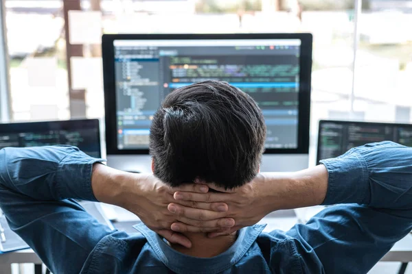Programlama web sitesinde çalışan profesyonel geliştirme programcısı bir yazılım ve kodlama teknolojisi, yazma kodları ve veri kodu, HTML, PHP ve javascript ile programlama.